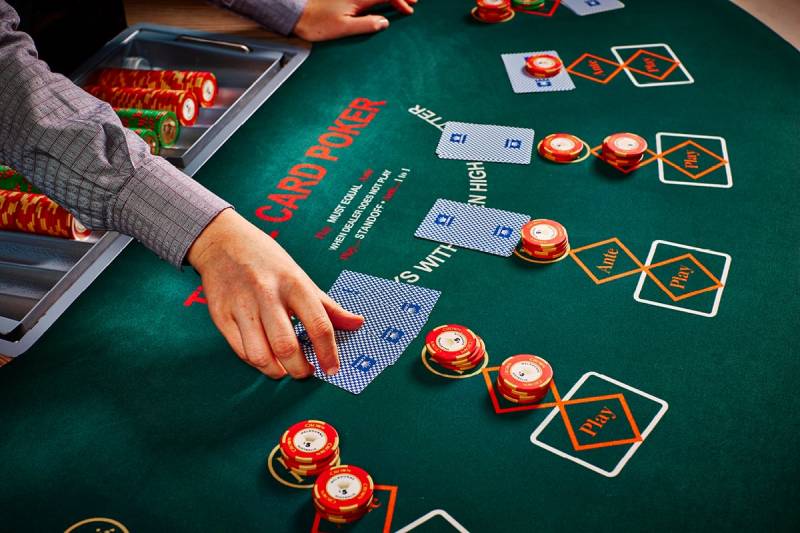 Kinh Nghiệm Chơi Poker Như Cao Thủ Không Bao Giờ Thua 3 Học cách "bán câu chuyện" bằng hành động