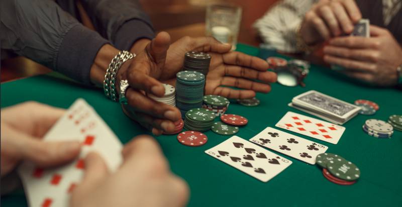 Kinh Nghiệm Chơi Poker Như Cao Thủ Không Bao Giờ Thua 6 Quan sát đối thủ để tìm điểm yếu